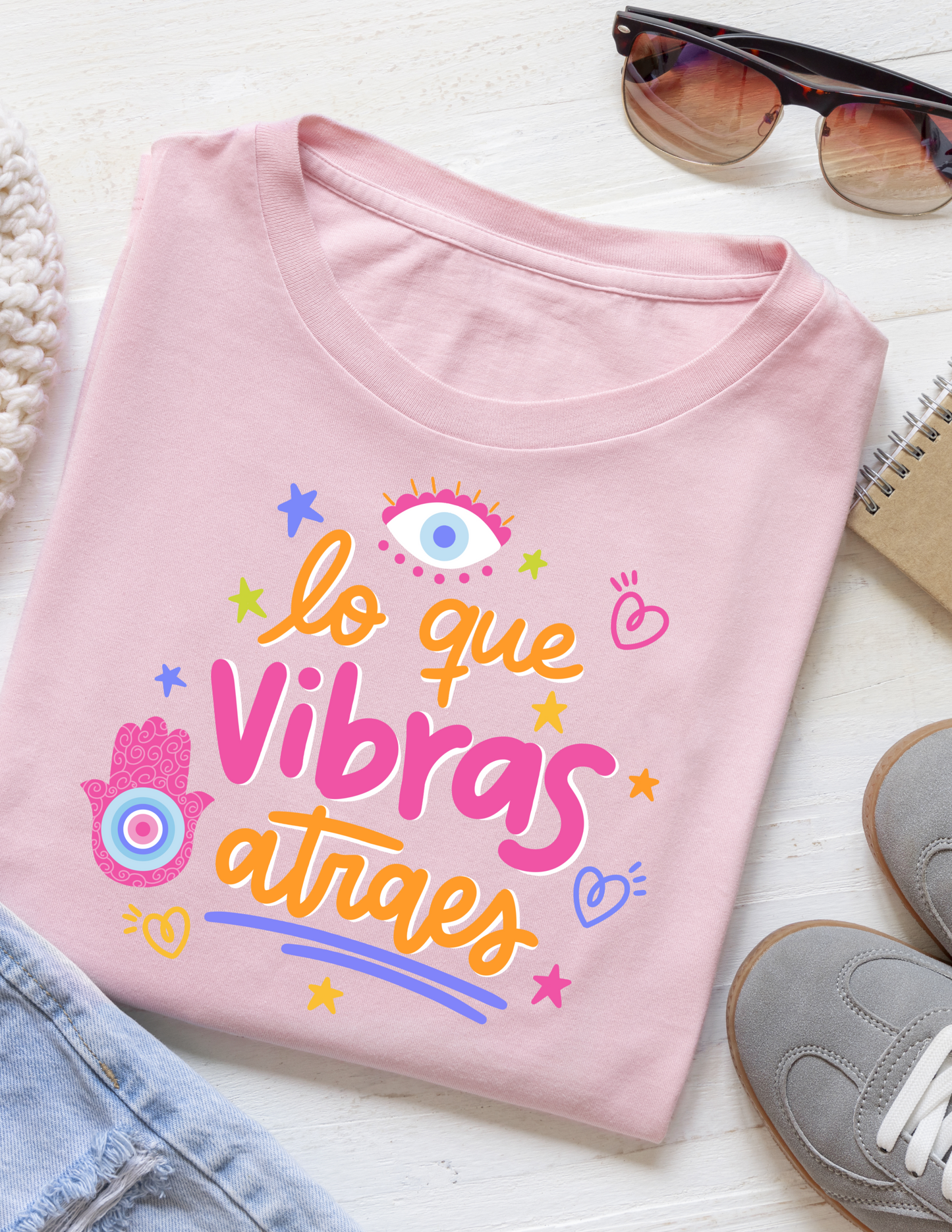 Camisa " Lo que vibras atraes"