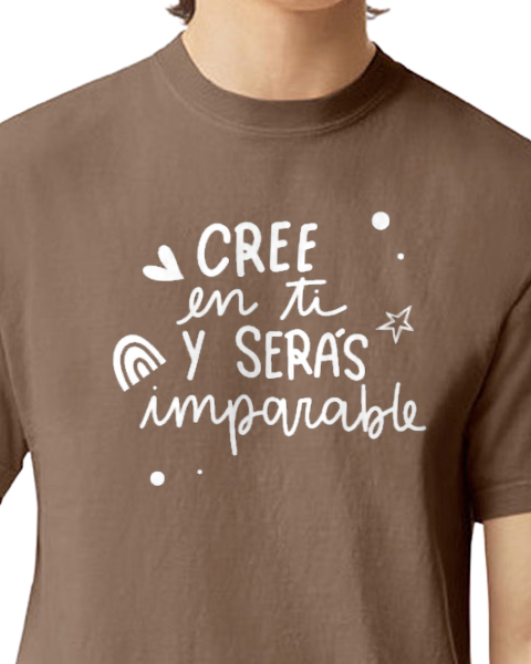 Brown t-shirt with motivational message in Spanish on a white background