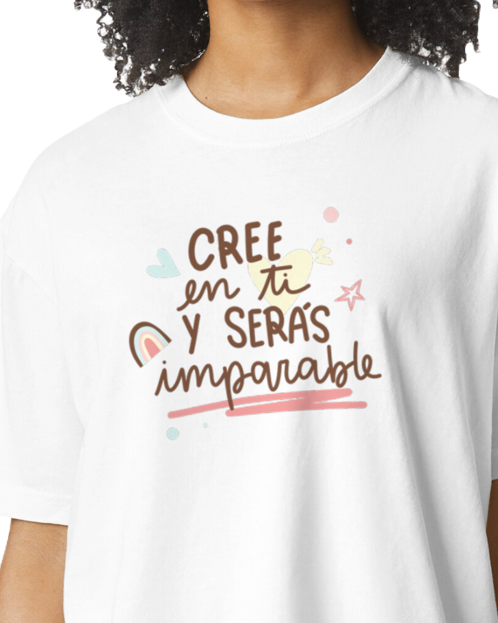 White t-shirt with motivational text in Spanish on a plain background