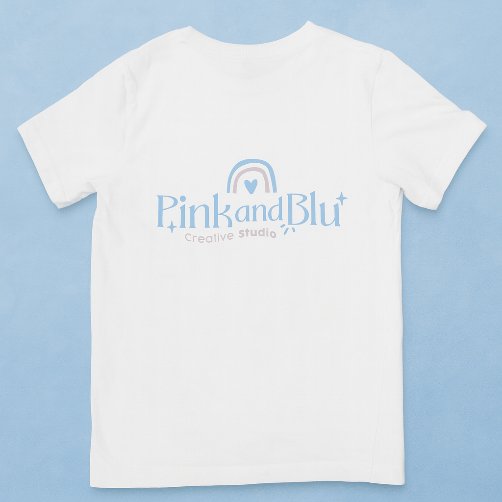 franela blanca personalizada con el fondo azul claro