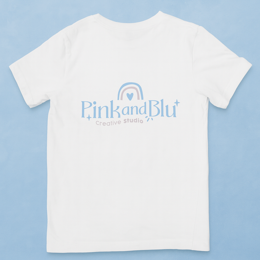 franela blanca personalizada con el fondo azul claro